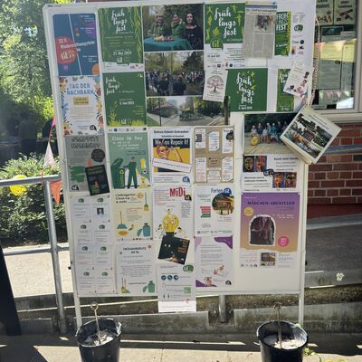 Bild vergr&ouml;&szlig;ern: Vor dem Treff im Lindengarten.