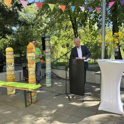 Bild vergr&ouml;&szlig;ern: Bürgermeister Thomas Beyer am Treff im Lindengarten.
