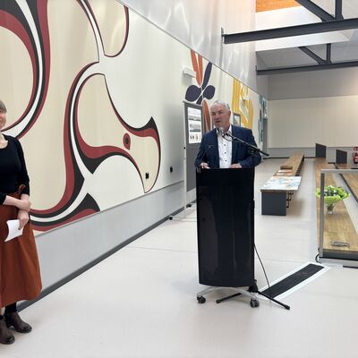 Bild vergr&ouml;&szlig;ern: Das Kunstwerk "Ballwechsel" in der neuen Sporthalle Friedenshof I.