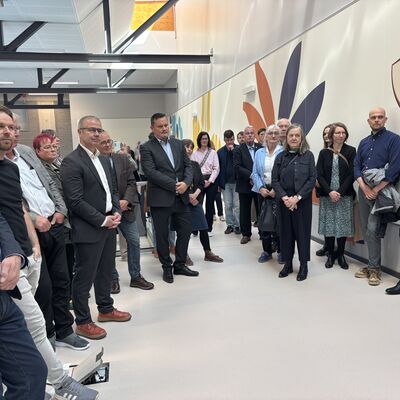 Bild vergr&ouml;&szlig;ern: Das Kunstwerk "Ballwechsel" in der neuen Sporthalle Friedenshof I.