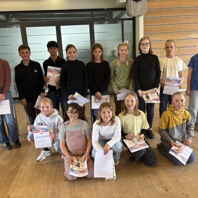 Bild vergr&ouml;&szlig;ern: Gruppenfoto mit Frieda Uebel (vorn, l.), der Gewinnerin des Wettbewerbs.