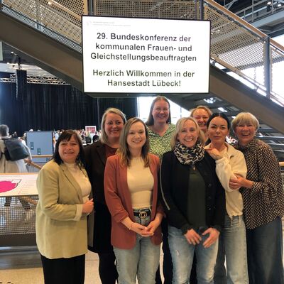 Bild vergr&ouml;&szlig;ern: Die Regionalgruppe Westmecklenburg der kommunalen Gleichstellungsbeauftragten in Mecklenburg-Vorpommern mit Petra Steffan (r.), Gleichstellungsbeauftragte der Hansestadt Wismar, in Lübeck.