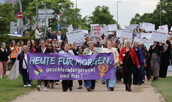 Petra Steffan (vorn, M.), Gleichstellungsbeauftragte der Hansestadt Wismar, bei der feministischen Demo in Lübeck.