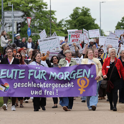 Bild vergr&ouml;&szlig;ern: Petra Steffan (vorn, M.), Gleichstellungsbeauftragte der Hansestadt Wismar, bei der feministischen Demo in Lübeck.