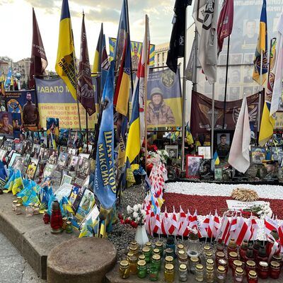 Bild vergr&ouml;&szlig;ern: Ein weiterer Punkt des Rahmenprogramms war ein Besuch auf dem Maidan im Zentrum der Stadt. Auf dem Platz wird seit Beginn des Krieges der vielen Opfer gedacht.