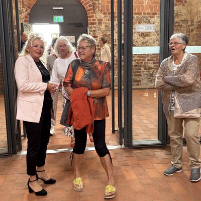 Bild vergr&ouml;&szlig;ern: Bürgerschaftspräsidentin Sylvia Bartsch (l.) begrüßte die Gäste.
