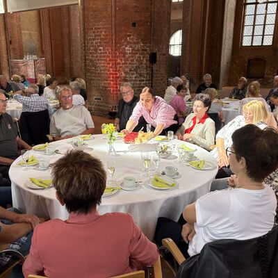 Bild vergr&ouml;&szlig;ern: Für die 70-Jährigen gab es Kaffee und Kuchen in der St.-Georgen-Kirche.