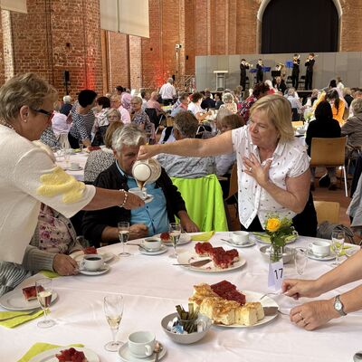 Bild vergr&ouml;&szlig;ern: Für die 70-Jährigen gab es Kaffee und Kuchen in der St.-Georgen-Kirche.