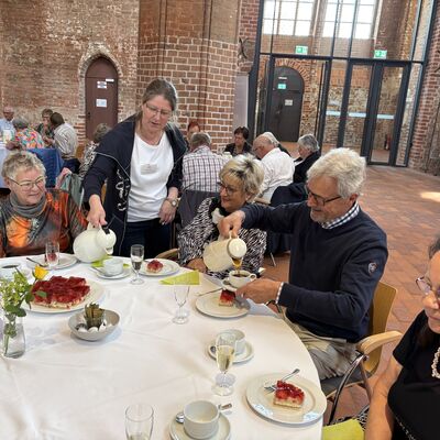 Bild vergr&ouml;&szlig;ern: Für die 70-Jährigen gab es Kaffee und Kuchen in der St.-Georgen-Kirche.