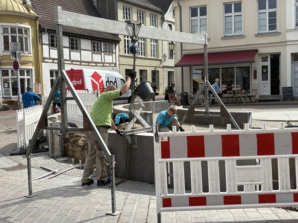 Arbeiten am 5. Juni 2026 am Brunnen in der Krämerstraße/Hopfenmarkt.