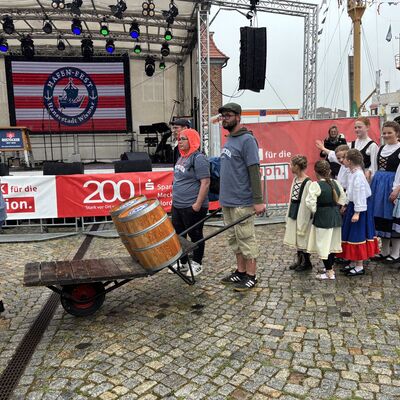 Bild vergr&ouml;&szlig;ern: Der Fassumzug kommt am Alten Hafen an der Bühne an
