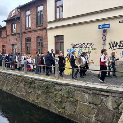 Bild vergr&ouml;&szlig;ern: Fassumzug am Hafenfest