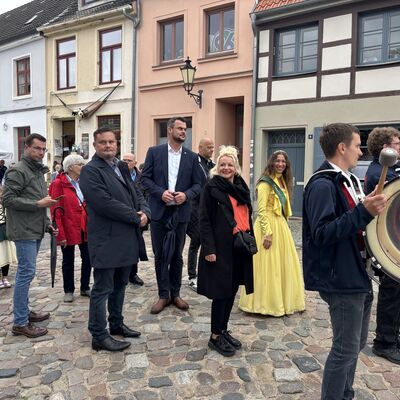 Bild vergr&ouml;&szlig;ern: Fassumzug am Hafenfest