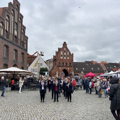 Bild vergr&ouml;&szlig;ern: Fassumzug am Hafenfest