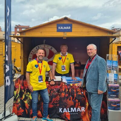 Bild vergr&ouml;&szlig;ern: Plausch mit Jonas Svendsén (l.) und Per-Olof Jonsson: Wismars Bürgermeister Thomas Beyer (r.) am Stand der Partnerstadt Kalmar beim Hansetag in Stargard.