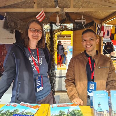 Bild vergr&ouml;&szlig;ern: Der gemeinsame Stand von Wismar und Stralsund auf dem Hansemarkt in Stargard. Rechts: Hugo Alfonso Eguía Contreras aus der Tourismuszentrale der Hansestadt Wismar.