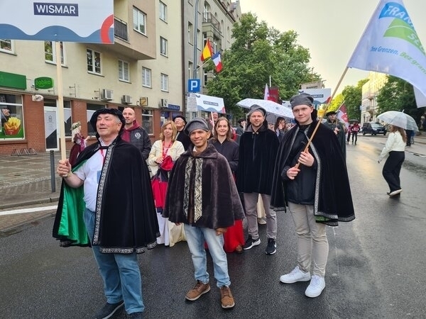 Bürgermeister Thomas Beyer führt die Wismarer Delegation während der Eröffnungsparade an.