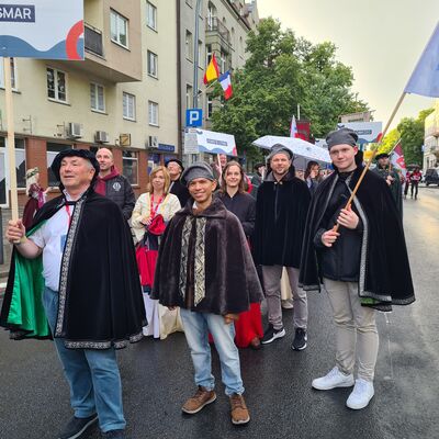 Bürgermeister Thomas Beyer führt die Wismarer Delegation während der Eröffnungsparade an.