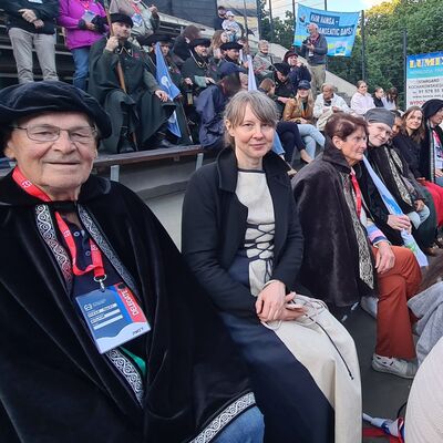 Bild vergr&ouml;&szlig;ern: Dolmetscher Ulrich Buchs, Künstlerin Susanne Gabler und Bürgerschaftsmitglied Karin Lechner (v.l.) in Kostümen im Stil der Renaissance.