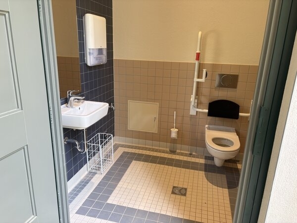 Bild vergr&ouml;&szlig;ern: Sanitärraum im Leichenwärterhaus auf dem Ostfriedhof.
