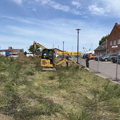 Bild vergr&ouml;&szlig;ern: Der Bereich erstreckt sich vom vorhandenen Arkadengang (Zugang zu den Bahnsteigen) bis zur Kreuzung Poeler Straße. Die Fläche ist insgesamt 3700 Quadratmeter groß und teilt sich durch die vorhandene kleine Zufahrtsstraße in einen westlichen und einen östlichen Abschnitt mit unterschiedlichen Nutzungsansprüchen.