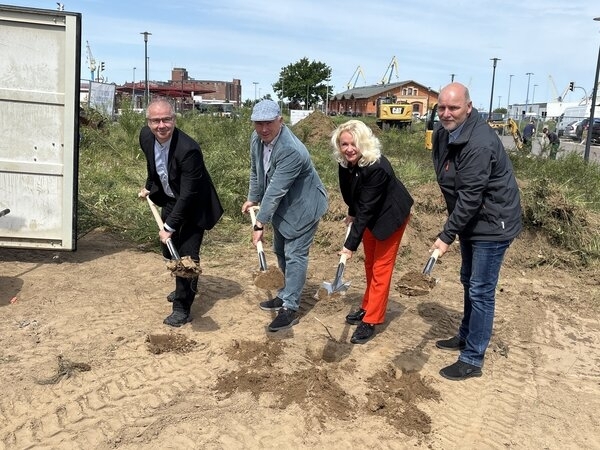 Frank Junge, Thomas Beyer, Sylvia Bartsch und Marco Häcker (v.l.) beim Spatenstich auf dem Areal an der Bahnhofstraße.