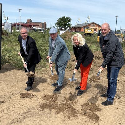 Bild vergr&ouml;&szlig;ern: Frank Junge, Thomas Beyer, Sylvia Bartsch und Marco Häcker (v.l.) beim Spatenstich auf dem Areal an der Bahnhofstraße.
