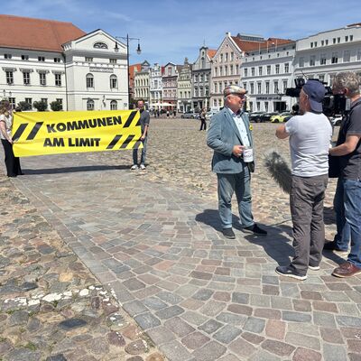 Bild vergr&ouml;&szlig;ern: Bürgermeister Thomas Beyer sammelt – symbolisch – Spenden für den Stadthaushalt.