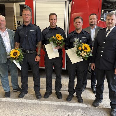 Bild vergr&ouml;&szlig;ern: Bürgermeister Thomas Beyer, Hannes Zirnsack, Philipp Schröder, David Autenrieb, Senator René Domke und Paul Wehry (v.l.), Leiter des Brandschutzamtes.