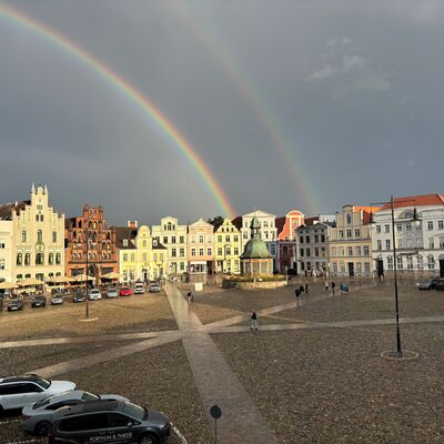 Bild vergr&ouml;&szlig;ern: Regenbogen am Marktplatz