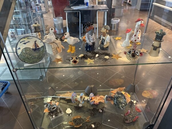 Bild vergr&ouml;&szlig;ern: Maritime Keramikkunst in der Stadtbibliothek