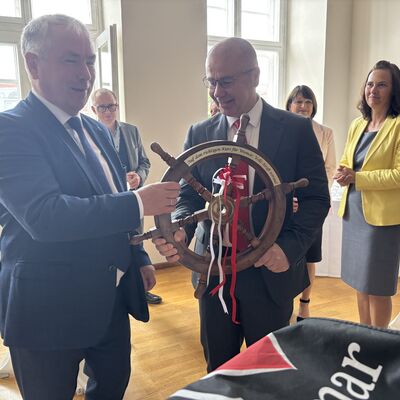 Bild vergr&ouml;&szlig;ern: Thomas Beyer übergibt das Steuerrad an Frank Junge