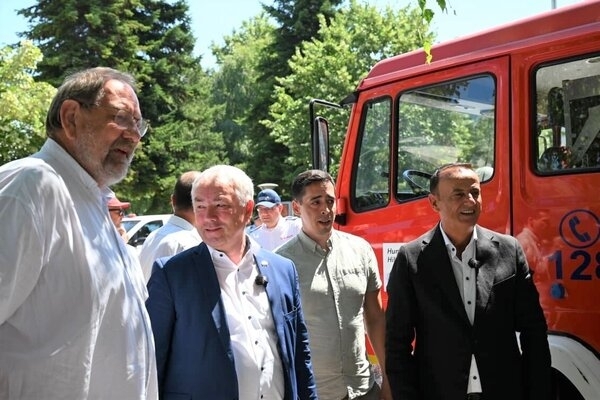 Frieder Weinhold vom Christlichen Hilfsverein und der Wismarer Bürgermeister Thomas Beyer mit Übersetzer Franc Luci und dem Pogradecer Bürgermeister Ilir Xhakolli (v.l.) bei der Übergabe des Löschfahrzeugs am 13. Juli 2026. 