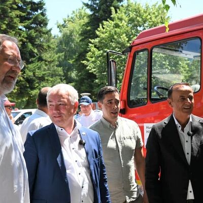 Bild vergr&ouml;&szlig;ern: Frieder Weinhold vom Christlichen Hilfsverein und der Wismarer Bürgermeister Thomas Beyer mit Übersetzer Franc Luci und dem Pogradecer Bürgermeister Ilir Xhakolli (v.l.) bei der Übergabe des Löschfahrzeugs am 13. Juli 2026.