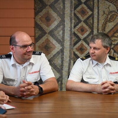 Bild vergr&ouml;&szlig;ern: Paul Wehry (r.), Leiter des Brandschutzamtes in Wismar, und Benjamin Hinsche in Pogradec.