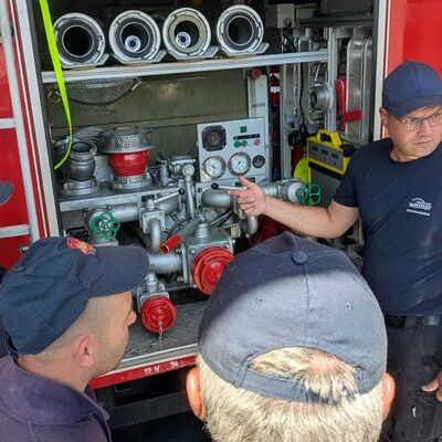 Bild vergr&ouml;&szlig;ern: Mitglieder von Feuerwehren aus Wismar und Pogradec beim gemeinsamen Training.