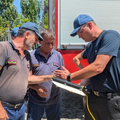 Bild vergr&ouml;&szlig;ern: Mitglieder von Feuerwehren aus Wismar und Pogradec beim gemeinsamen Training.