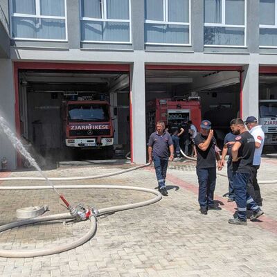 Bild vergr&ouml;&szlig;ern: Mitglieder von Feuerwehren aus Wismar und Pogradec beim gemeinsamen Training.