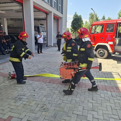 Bild vergr&ouml;&szlig;ern: Mitglieder von Feuerwehren aus Wismar und Pogradec beim gemeinsamen Training.