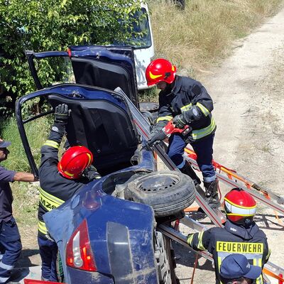 Bild vergr&ouml;&szlig;ern: Mitglieder von Feuerwehren aus Wismar und Pogradec beim gemeinsamen Training.