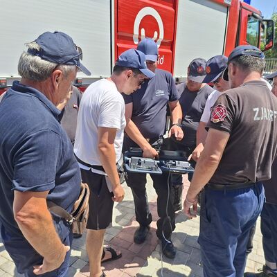 Bild vergr&ouml;&szlig;ern: Mitglieder von Feuerwehren aus Wismar und Pogradec beim gemeinsamen Training.