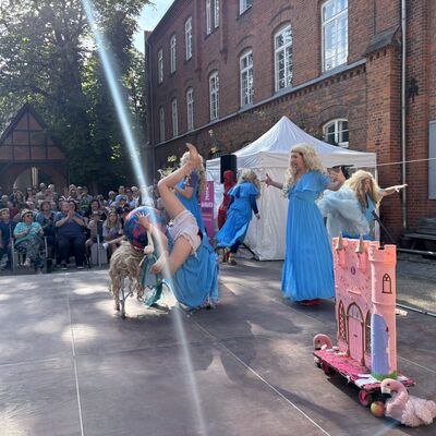 Bild vergr&ouml;&szlig;ern: Barbaren_Barbies_Boulevart_2026 (3)