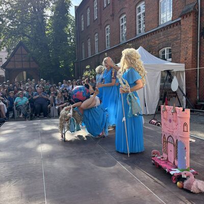 Bild vergr&ouml;&szlig;ern: Barbaren_Barbies_Boulevart_2026 (2)