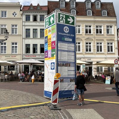 Bild vergr&ouml;&szlig;ern: Info-Turm mit Hinweisen zum Schwedenfest.