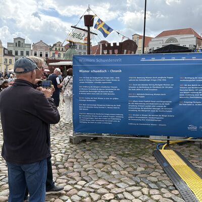 Bild vergr&ouml;&szlig;ern: Auf Aufstellern auf dem Marktplatz ist zu lesen, wann und warum Wismar einst zum Königreich Schweden gehörte.