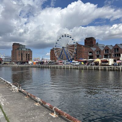 Bild vergr&ouml;&szlig;ern: Riesenrad am Alten Hafen