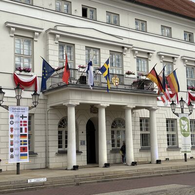 Bild vergr&ouml;&szlig;ern: Sieben Kommunen sind Partnerstädte der Hansestadt Wismar. Die Länderflaggen hängen am Rathaus.