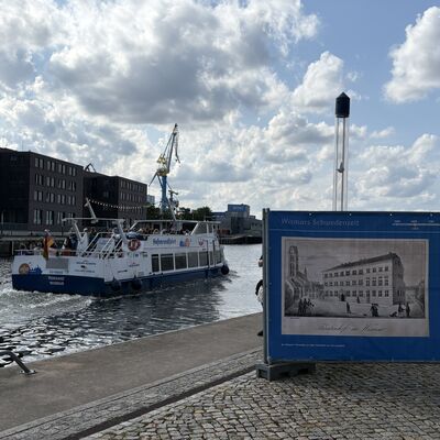 Bild vergr&ouml;&szlig;ern: Auch am Alten Hafen stehen Aufsteller mit Informationen zur schwedischen Geschichte der Hansestadt Wismar.
