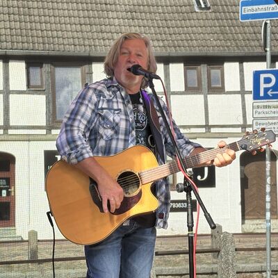 Bild vergr&ouml;&szlig;ern: Alex Nikols sorgt am Ziegenmarkt für Stimmung.