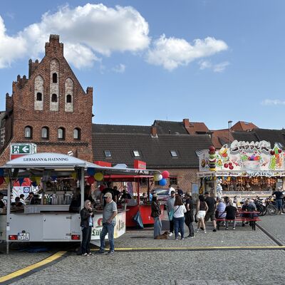 Bild vergr&ouml;&szlig;ern: Viele Menschen auch am Alten Hafen. Im Hintergrund: das Wassertor.